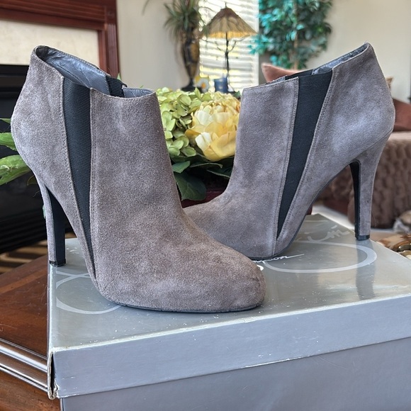 Brand New Jessica Simpson Genuine Suede Gray & Black Slip On Heeled Booties Boot - Picture 1 of 15